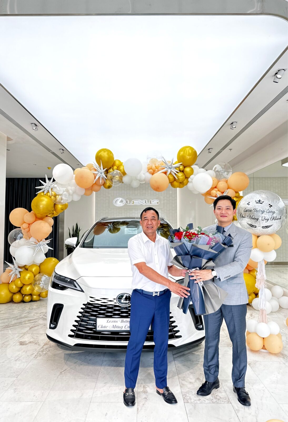 Ảnh giao xe Lexus RX350h Luxury