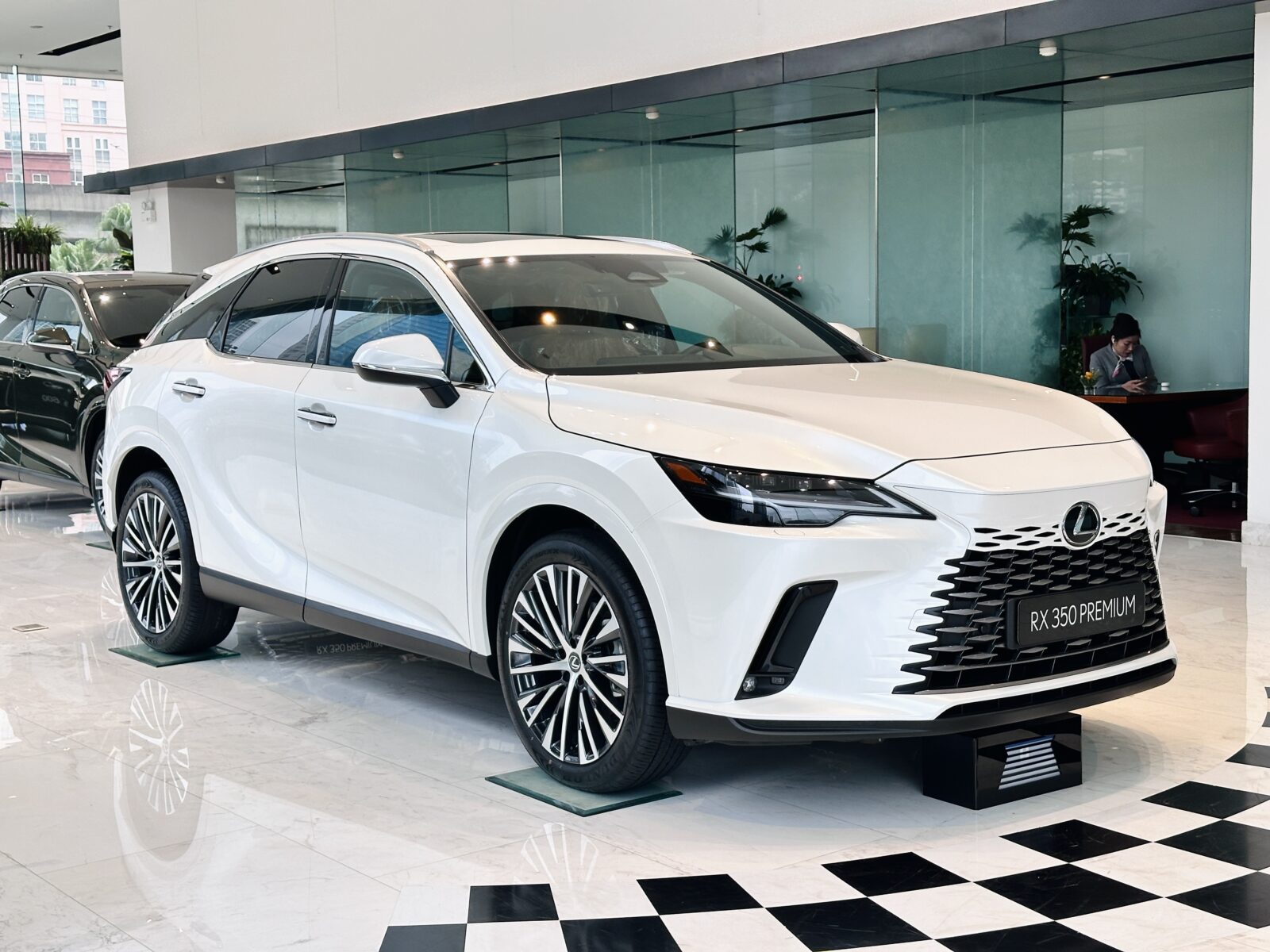 RX 350 Premium tại Lexus Thăng Long